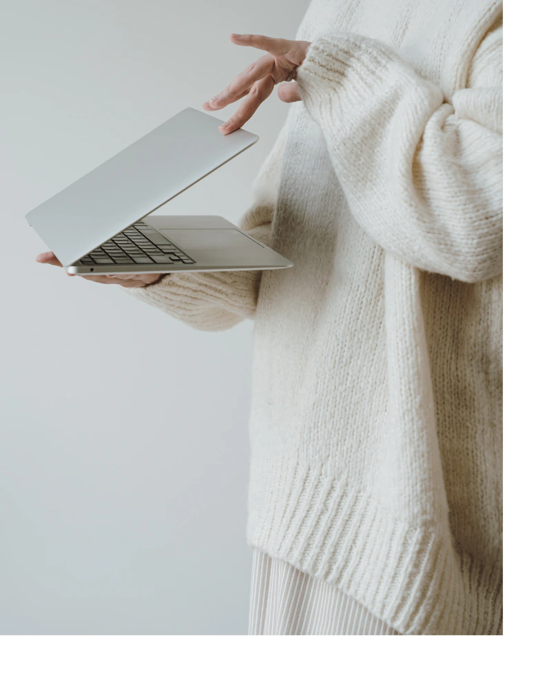 Diana Mraz Social Media management Moonlight Art Studio design közösségi média márkaépítés grafika arculat háttérkép fehér pulcsi